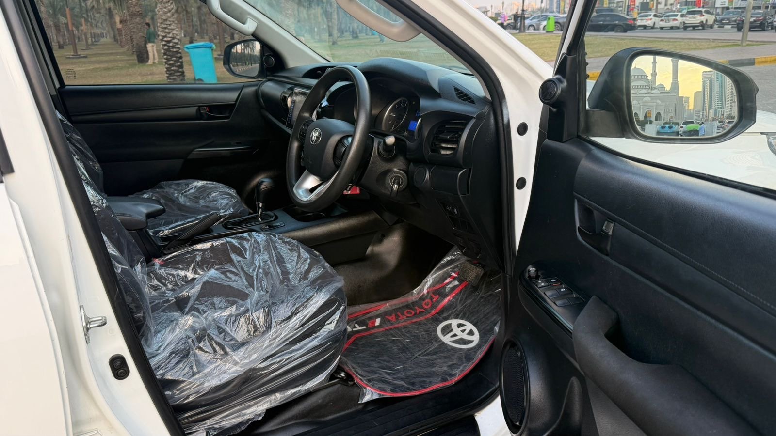 Toyota Hilux SR5 2018 White image